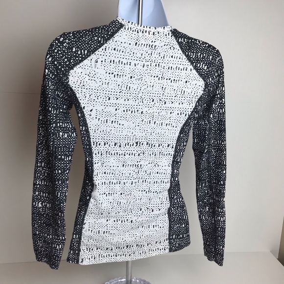 Lole born in Montreal pullover athletic top. - Picture 2 of 6